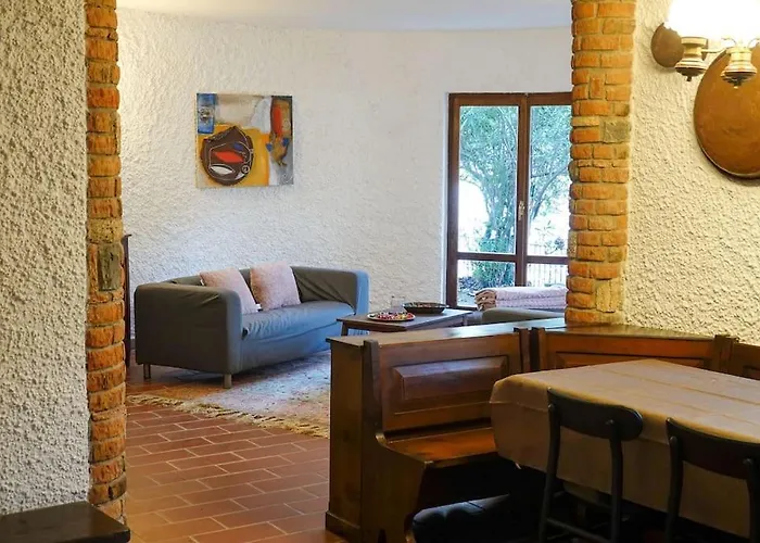 Villa Secluded Front With Boat